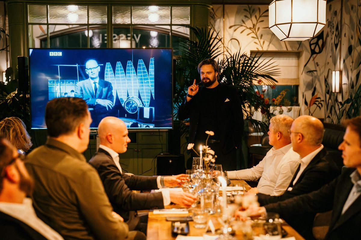 Gasten luisteren naar de stelling